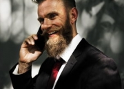 标志性人物！公牛官方分享罗德曼展示球队新球衣的照片，公牛为何不退役罗德曼球衣